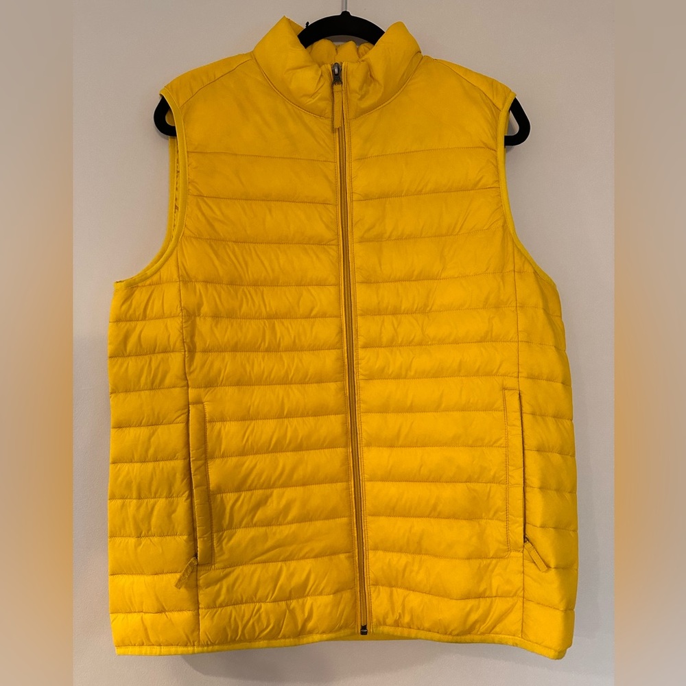 Amazon Essentials Men’s Lightweight Water-Resistant Packable Puffer Vest